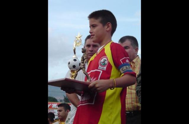 Padres le inculcan en futbol a James profesionalmente