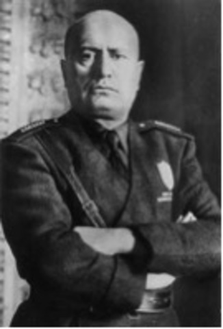 Mussolini arrives to power