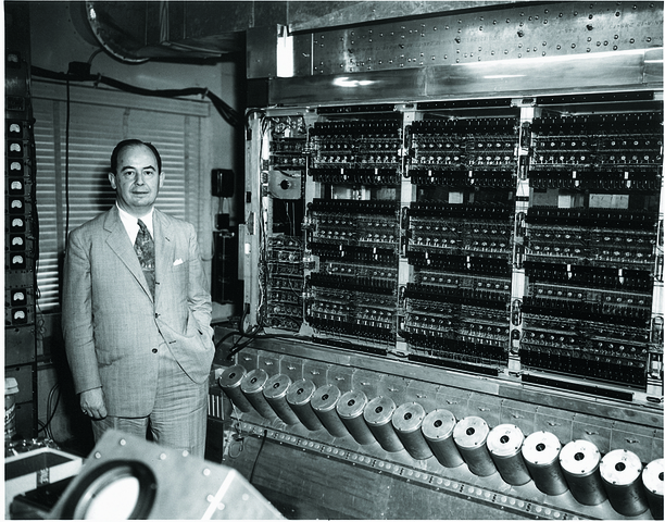 EDVAC I John Von Neuman junto con Dr. John W. Mauchly y John Presper Erkert, Jr