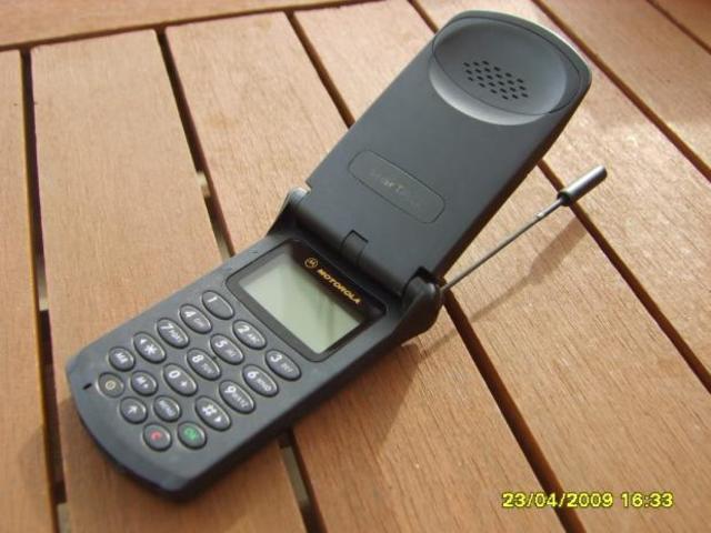 Motorola releases the Motorola StarTAC