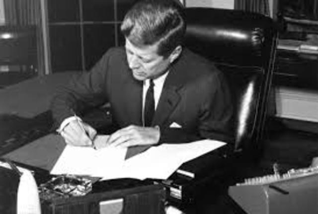 John F. Kennedy firmo la Orden Ejecutiva 11110 que devolvio a los EU emitir su moneda.