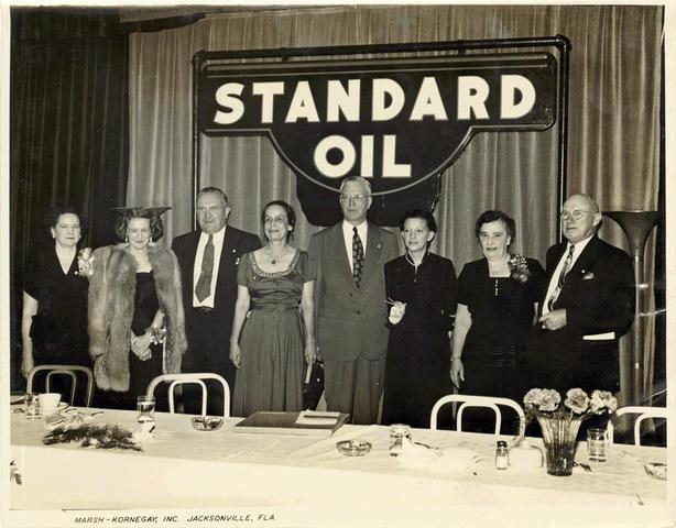 Los Rothschild manadan a John D. Rockefeller a los EU, funda la "Standard Oil".