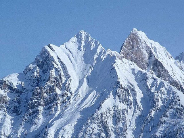 In September 2013, the Government of Nepal proposed naming a 7,916 metres (25,971 ft) mountain in Nepal Tenzing Peak in Norgay's honour.