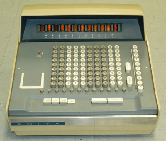 Texas Instruments vende la primera calculadora electrónica portátil.