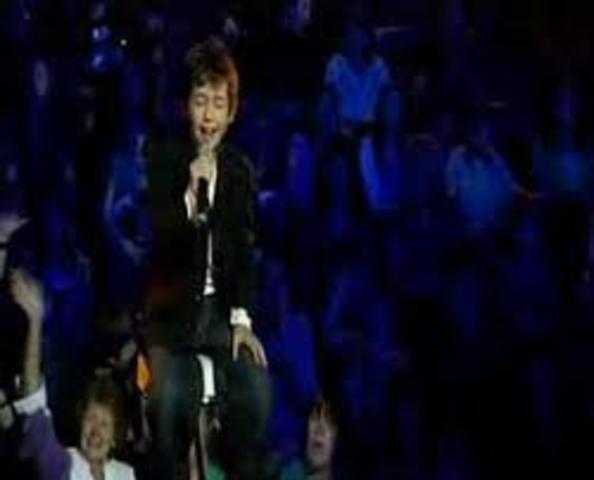 First performance, singing 'Somewhere Over the Rainbow'.