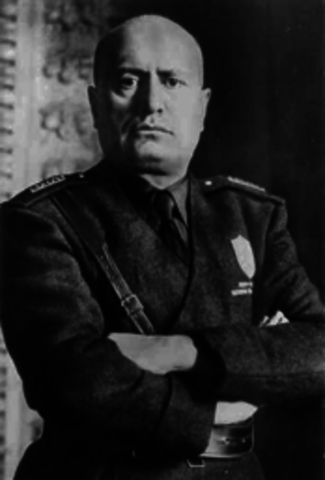 Mussolini arrives to power