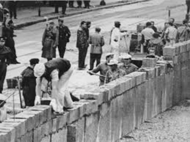 Start bouw Berlijnse muur