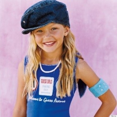 Su carrera como modelo empezó cuando tenía sólo 2 años después de ser descubierta por Paul Marciano,empezó con Baby Guess,