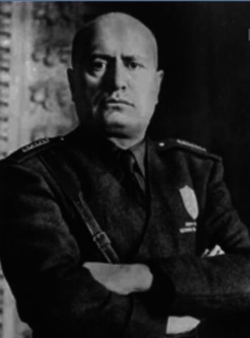 Mussolini arrives to power