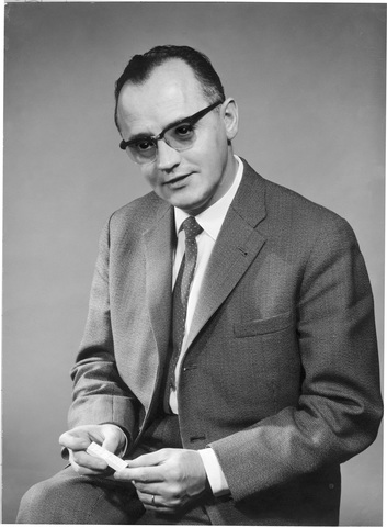 Ole Kirk Christiansen passes away.