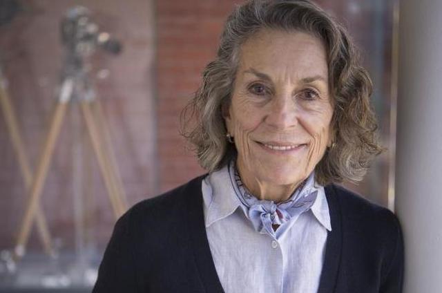 Junto a su esposa...