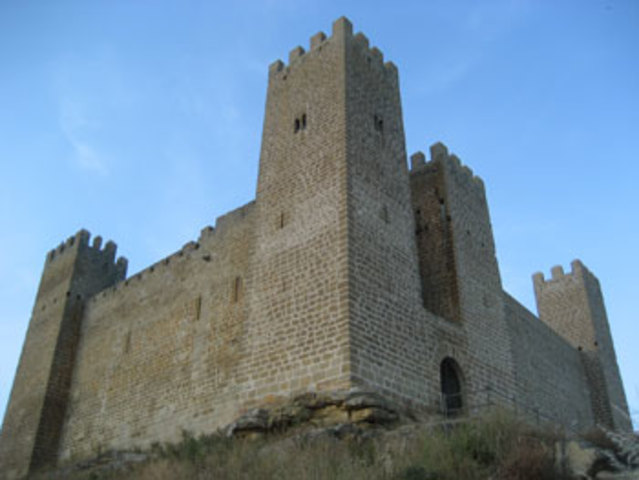 Rodrigo redifica el castillo de Peña Cadiella