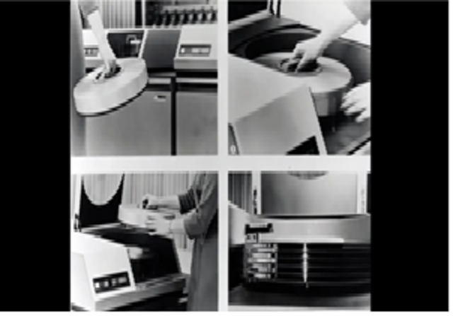 1962 IBM lanza los primeros discos extraíbles
