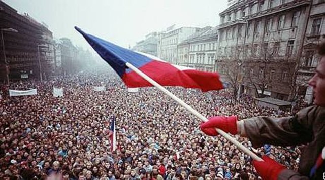Inicia la Revolución de terciopelo en Checoslovaquia