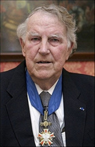 Hillary dies because of a heart attack.