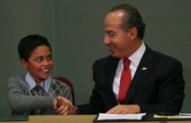 Calderón pone en marcha programa de becas