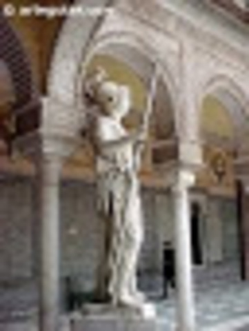 Se funda la casa de Contratacion, en Sevilla para controlar el comercio en america