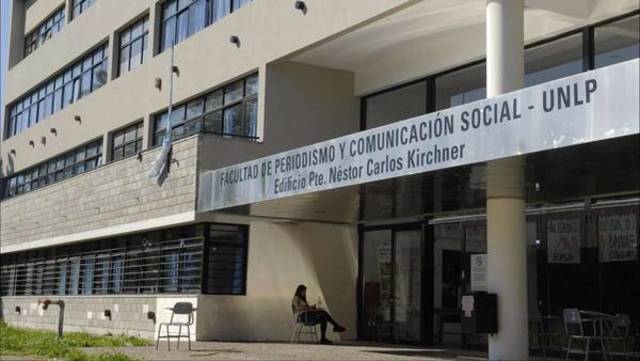 Se crean las Facultades de Quimica y Farmacia y ademas la de Periodismo