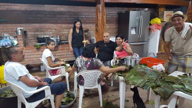 Preparando tamales en familia