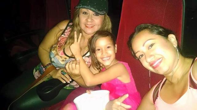 EN CINE CON MI HIJA Y MI TIA