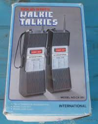 1955 basados en el modelo del handie talkie, son creados los walkie tolkies