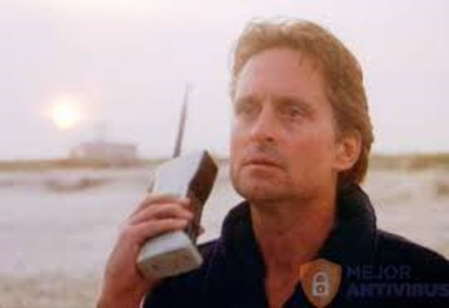 1983 es lanzado al mercado el dinatac 800x