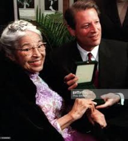 Rosa receives gold medal