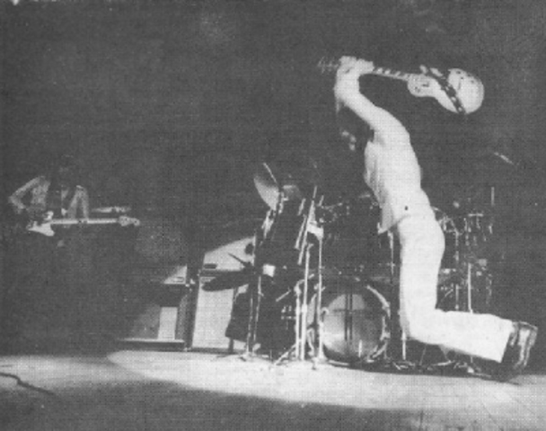 Pete Townshend auto destructs his guitar