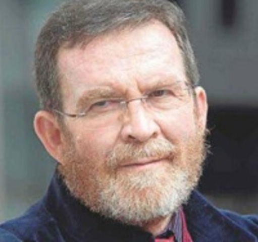 Gimeno. Es el eslabón entre la cultura y la sociedad exterior a la escuela y la educación entre el conocimiento o la cultura heredados y el aprendizaje de los alumnos, entre la teoría - ideas, supuestos y aspiraciones- y la práctica posible.