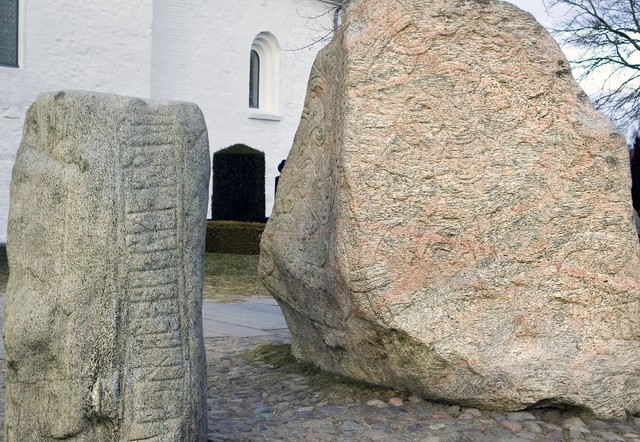 Harald Blåtand bliver kristen , kristendommen udbredes