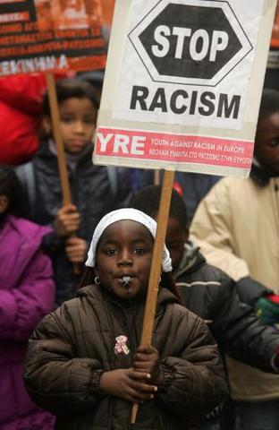 Erogan medidas racistas