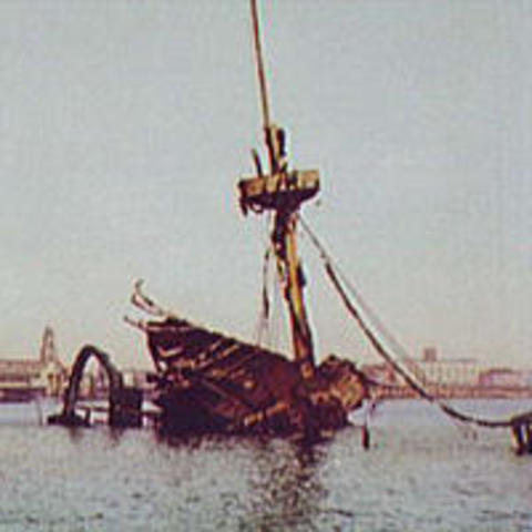 U.S.S Maine sinks