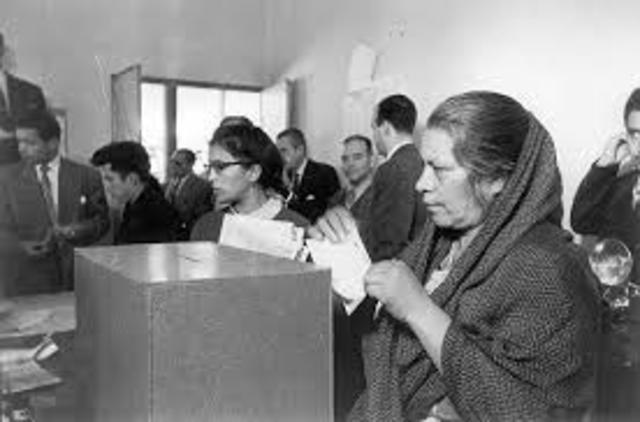 Se le otorga el voto a la mujer