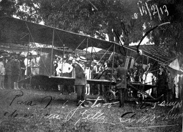 El canadiense John Smith realizó en Barranquilla el primer vuelo exitoso en Colombia.