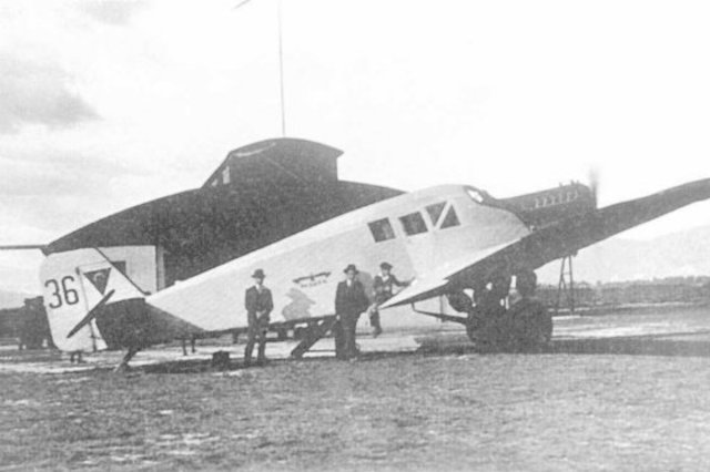 PRIMER VUELO COMERCIAL