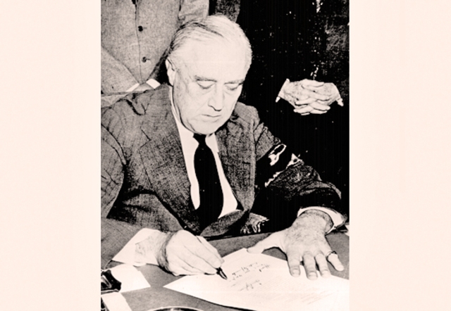 Pres. Roosevelt signing the executive order 9066