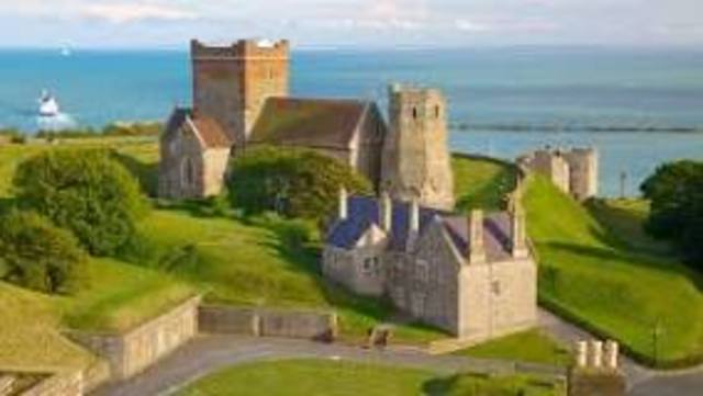 Nace en Kent, Inglaterra