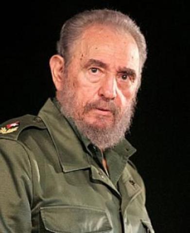 Fidel Castro renuncia a cargo