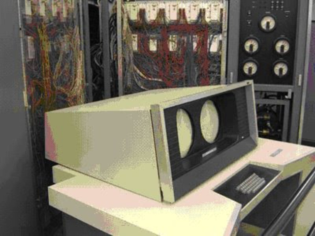 Se crea la primer supercomputadora con capacidad de proceso paralelo