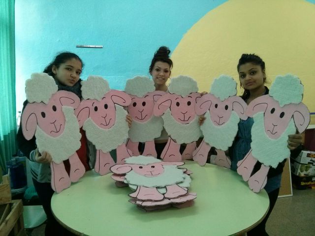 PREPARACIÓN DEL DECORADO DE LA ESCENA DE DON QUIJOTE