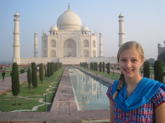 Viajé a la Taj Mahal con mi hermana, mi mama, y una amiga.