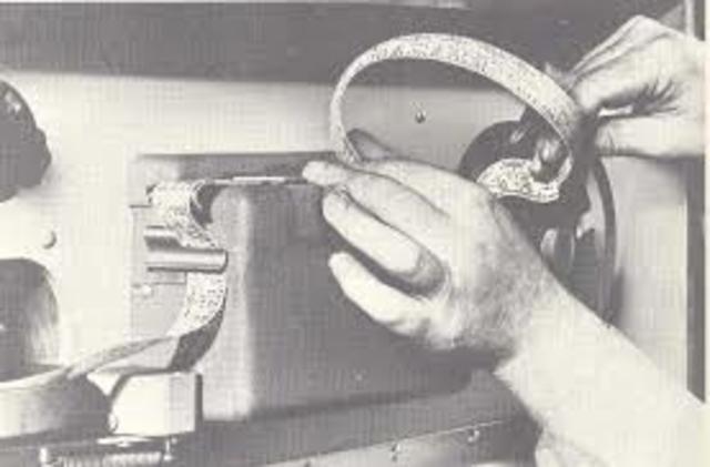 La primera instalación comercial de equipo de control numerico fué en 1957