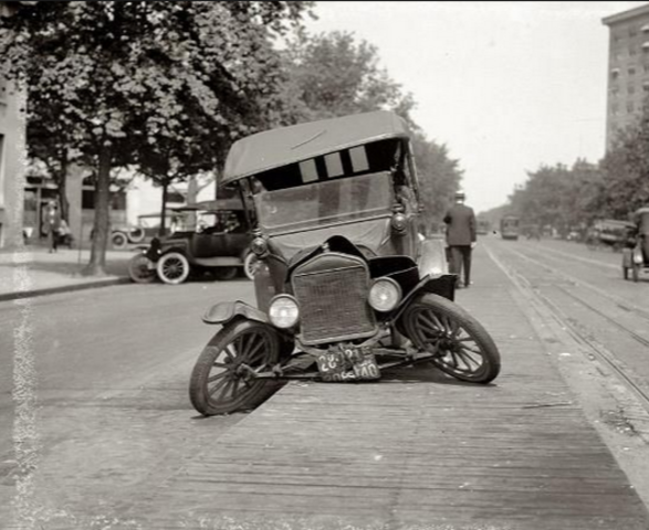 Gilbert J. Loomis buys first auto insurance policy.