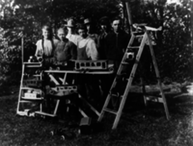 Ole Kirk Kristiansen inicia su negocio.