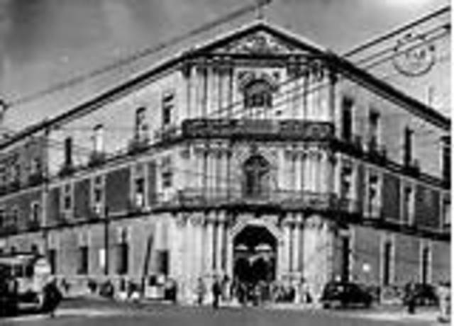 Apertura de la REal y Pontifica Univesidad de méxico