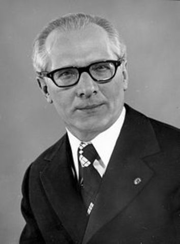 Erich Honecker weist den DDR