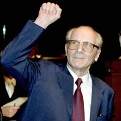 Erich Honeckers tritt zurück