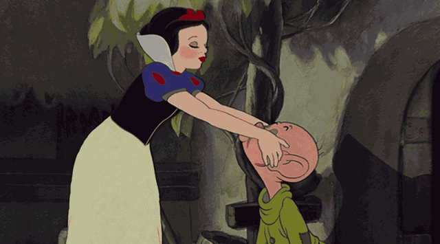 Snow White and the Seven Dwarfs, su primer largometraje animado, es presentado en el Carthay Circle Theatre en Los Angeles.