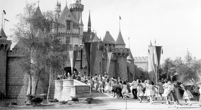 Disney land abre sus puertas en California.