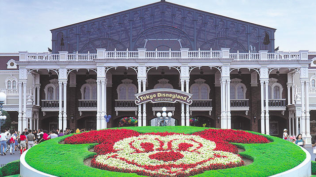 Abre Disneyland en Tokio, el primer parque internacional de Disney.
